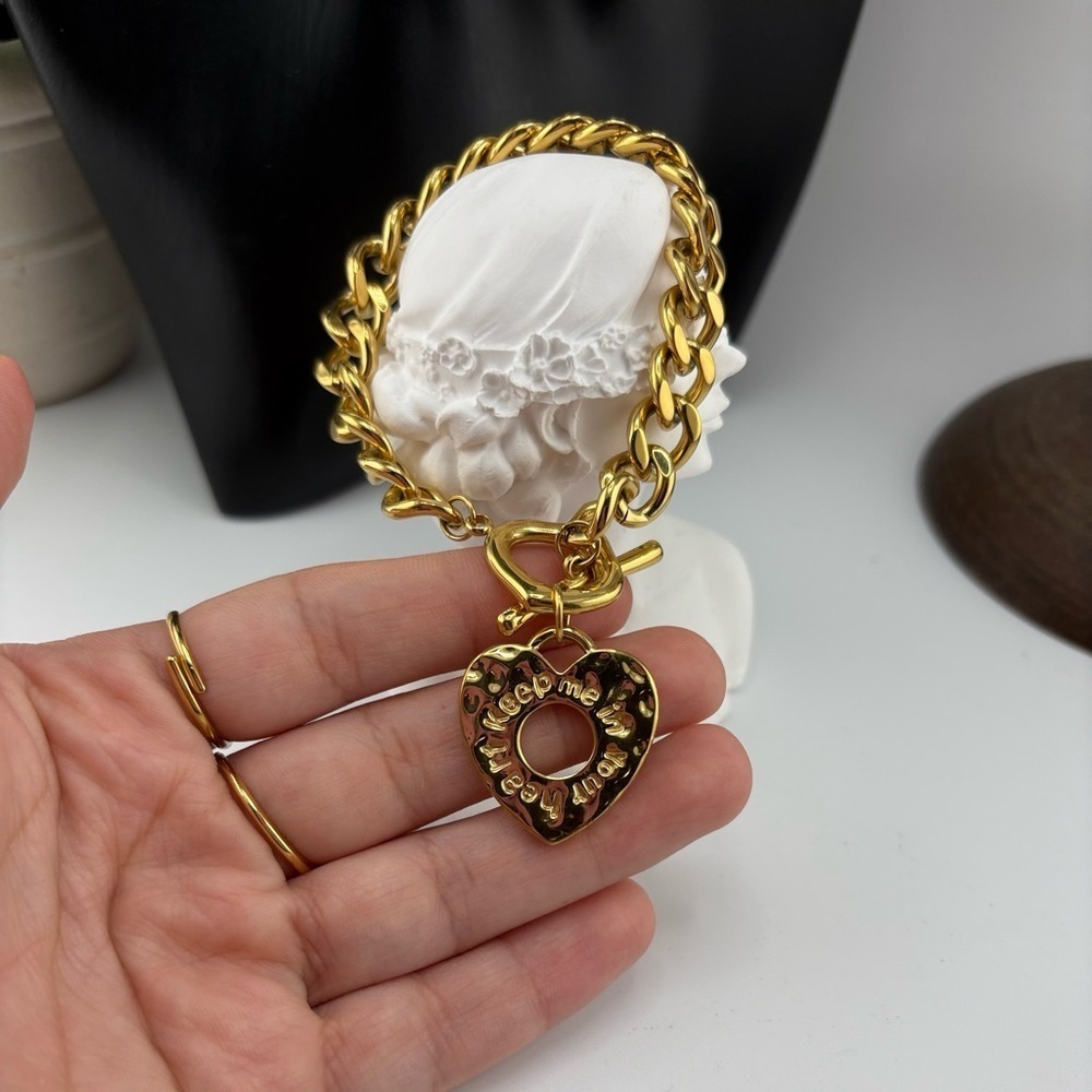 β¨ Gold Heart Charm Chain Bracelet β¨ - Picture 5 of 9